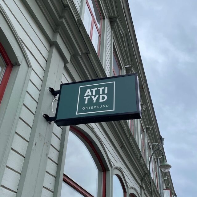 Ny logotyp till vår kund i Östersund ☀️ tack @printdekor för montaget 👌🏻 #skylt #logo #fontamedia @attitydstorgatan43