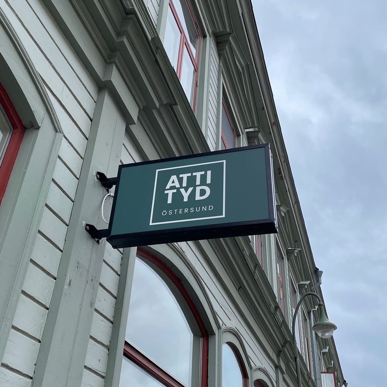 Ny logotyp till vår kund i Östersund ☀️ tack @printdekor för montaget 👌🏻 #skylt #logo #fontamedia @attitydstorgatan43