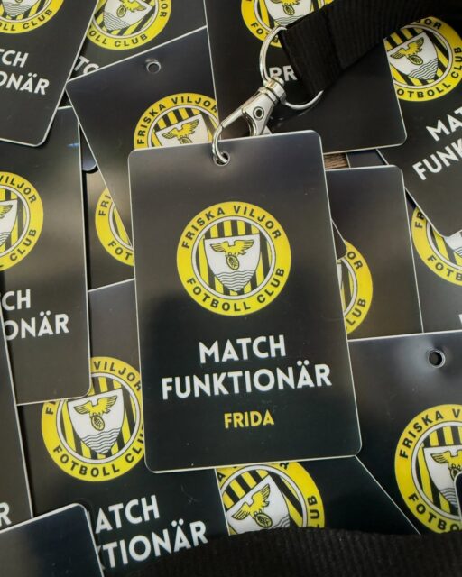 Ibland får man göra lite extra roliga grejer 💛🖤 Specialtryckta ackrediteringsbrickor för alla fantastiska voluntärer som ställer upp för Friska Viljor FC. Sponsrade av @fonta.media och @norrutbildarna 

@friskaviljorfc #fotbollärlivet #övik #örnsköldsvik #fotboll